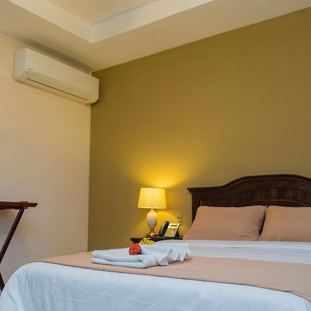 Farallones Hotel Чинандега Екстериор снимка