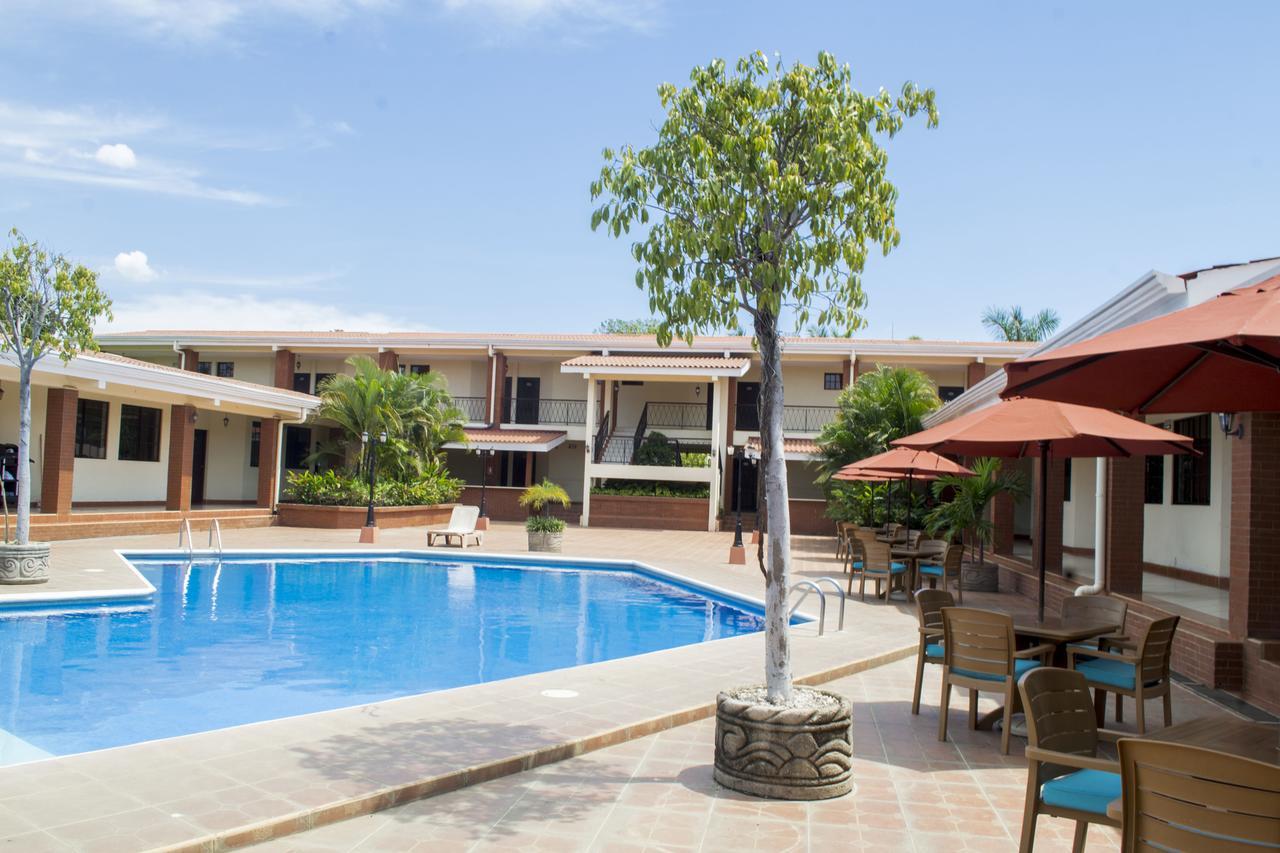 Farallones Hotel Чинандега Екстериор снимка
