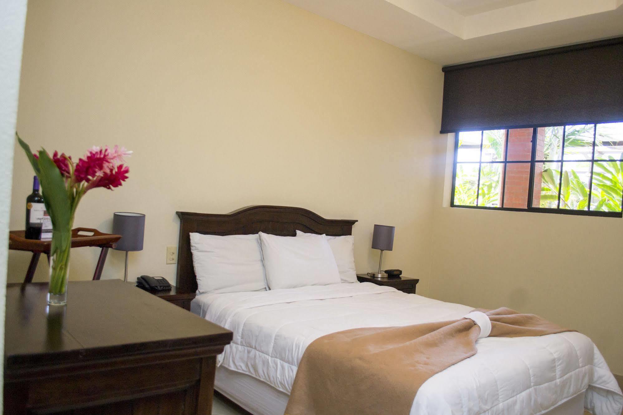 Farallones Hotel Чинандега Екстериор снимка