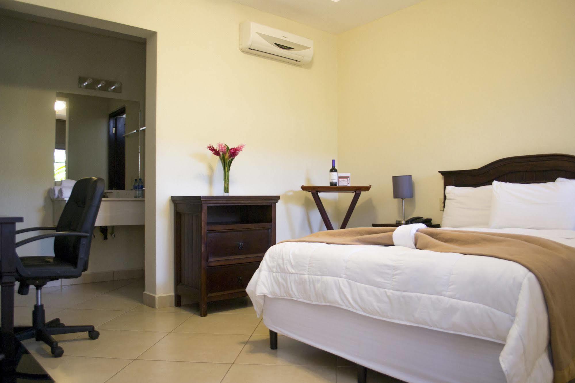 Farallones Hotel Чинандега Екстериор снимка