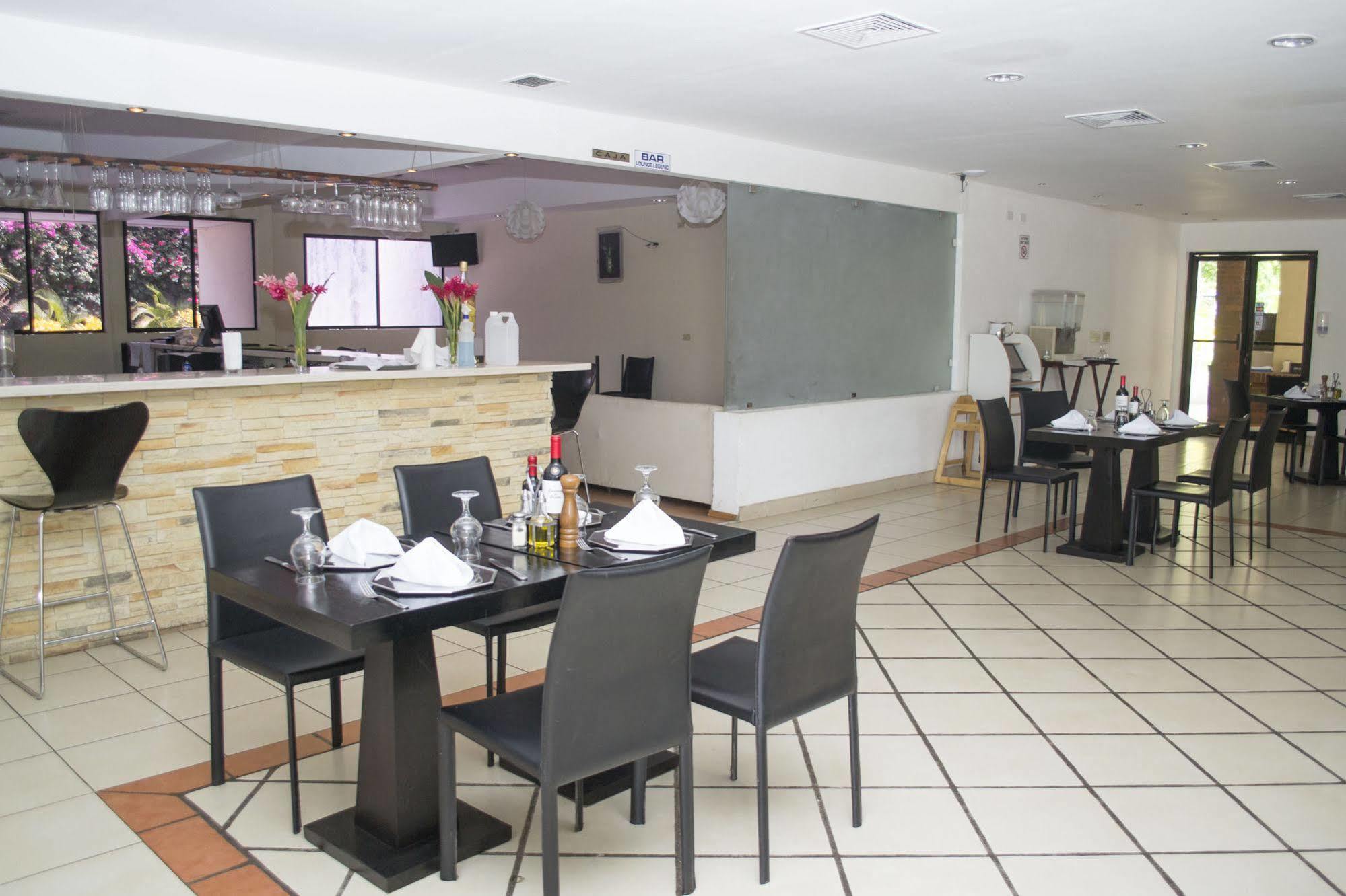 Farallones Hotel Чинандега Екстериор снимка